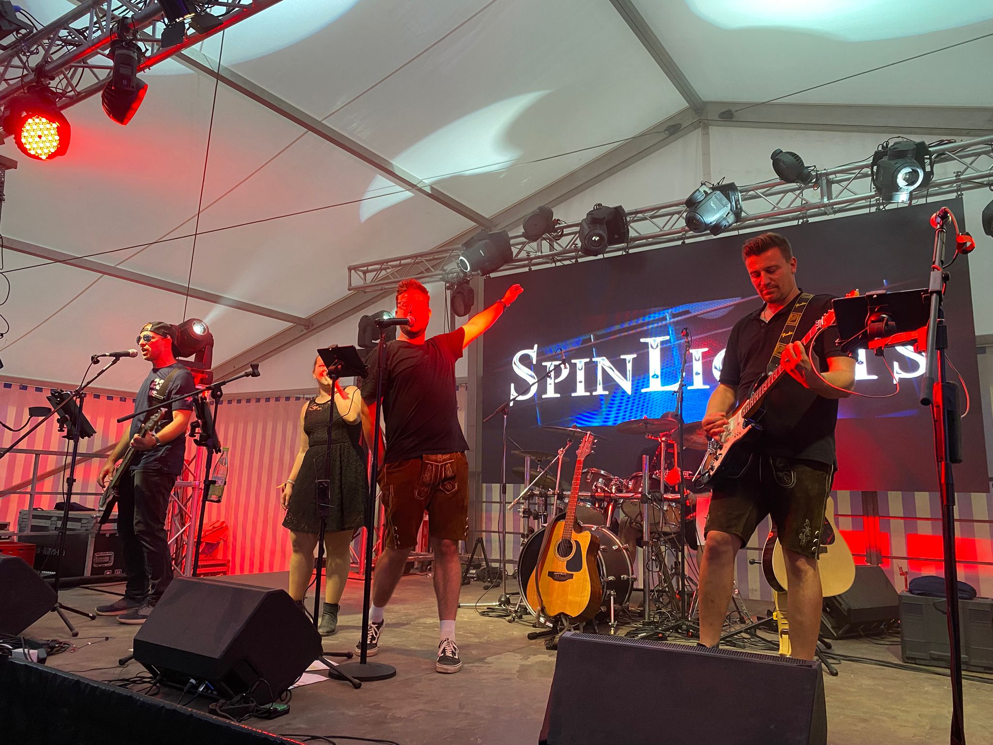 SpinLights gemeinsam auf der Bühne bei einem Live-Auftritt